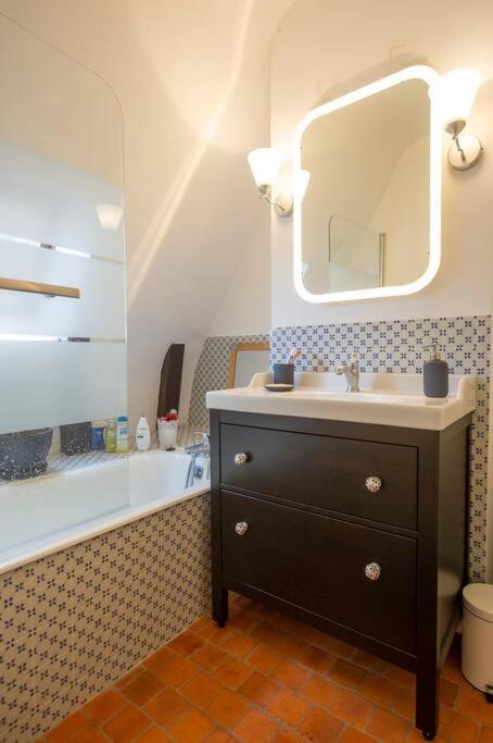 Appartement De Caractere Au Coeur Du Vieux Tours Exterior foto